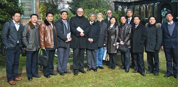 Chinesen mit Interesse fr Dauergrabpflege