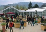Vor dem neuen Glashaus laden weitläufige Verkaufsflächen zum Bummeln ein.