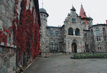 1 Das Schloss ist Wahrzeichen der Stadt Cesvaine (Sewegen).