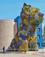 Blumenterrier bewacht Museum