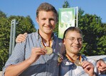 1 Gold in der Stufe A erhielt das Team aus Bayern. Von links: Patrick Grüner und Jonas Maiwald aus dem Betrieb Garten Punzmann, Kirchendemerreuth.