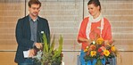 Veith Küchler und Lisa Geiß brachten eine Schale und einen Strauß mit, bei denen alle Blumen aus regionalem Anbau stammen.
