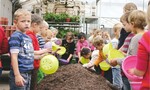 300 Kinder in der Gärtnerei