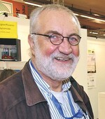 Engagierter Technikexperte im Ruhestand