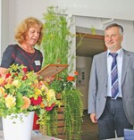 Katrin Kell vom Verband der Weihenstephaner Ingenieure überreicht den Bickelpreis Gartenbau 2014 an Prof. Dr. Andreas Ulbrich.
