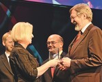 Vor 1 200 geladenen Gästen übergab Bundesforschungsministerin Prof. Johanna Wanka dem ZINEG-Projektkoordinator Prof. Hans-Jürgen Tantau den Deutschen Nachhaltigkeitspreis 2014.