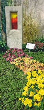 4 Bepflanzung und Grabzeichen als Einheit.