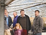 1 Andreas Lohff, Präsident Gartenbauverband Nord (zweiter von rechts), und Olaf Beier (rechts), Fachgruppe Einzelhandel und Dienstleistungen im Gartenbauverband Nord, auf Blumentour durch die Betriebe.