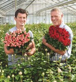 Von dem guten Muttertagsgeschäft profitierten auch Alexander (links) und Helmut Hars aus Hamburg in ihrem Vierländer Rosenbetrieb.