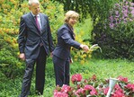 3 Daniela Schadt taufte beim Schloss Bellevue den nach ihr benannten Rhododendron von Bruns mit Schwung.