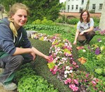 Den beiden Friedhofsgärtnerinnen Jennifer Tegeler (links) und Rahel Magerstädt macht die Mitarbeit auf der BUGA Havelregion ganz offensichtlich Spaß.