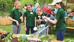 Dieses Nachwuchsgärtnern machte das Pflanzen und Gießen auf der baden-württembergischen Gartenschau in Mühlacker offensichtlich viel Spaß!