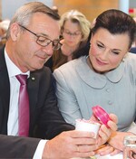 5 ZVG-Präsident Jürgen Mertz und Politikerin Gitta Connemann mit einer Pflanzidee der neuen Kampagne.