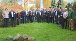 1 Gruppenfoto im Grünen: Die Teilnehmer der Herbsttagung in Leipzig.