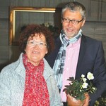 Gerlinde Kretschmann informierte sich auch aus persönlichem Interesse bei Klaus Umbach über Christrosen.