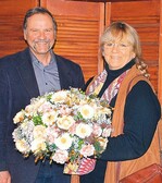 Gerhard Friedrich überreichte Hanni Teloy als Dank für ihr hohes Engagement im Azerca-Werbeausschuss einen besonders schönen Blumengruß.