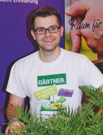 3 Yannick Schulz, Deutscher Meister der jungen Friedhofsgärtner, mit seinem Schaugrab für die IPM.