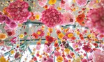 Frühlingshafte Inszenierung mit 30 000 Blumen im Einkaufszentrum Bikini Berlin.