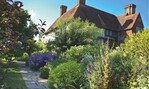 3 Great Dixter wird mit Pflanzkombinationen stark experimentiert. Das Klima bietet hierzu eine wesentlich breitere Staudenpalette an, als in vielen nord- und mitteleuropäischen Ländern.