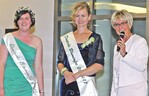 Corina Krause (Mitte) ist als Deutsche Blumenfee Nachfolgerin von Alexandra Berchtenbreiter (links). Eva Kähler-Theuerkauf, Präsidentin des Gartenbau-Landesverbands Nordrhein-Westfalen, führte die Neue in ihr Amt ein.