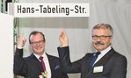 Hauptgeschäftsführer Simon Tabeling (links) und Vechtas Bürgermeister Helmut Gels freuen sich über den neuen Straßennamen, der an den Hawita-Gründer Hans Tabeling erinnert.