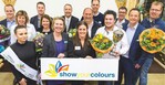 9 „Show Your Colours Award“: Die Gewinner mit den Jurymitgliedern.