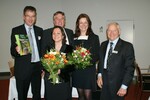 Ein lebendiges Buch für eine lebendige Natur: Zur Ulmer-Edition „Natur sucht Garten“ gratuliert (von links) der Parlamentarische Staatssekretär Dr. Gerd Müller den Autoren Werner
Ollig und Heike Boomgaarden sowie (vorn) Bärbel Oftring. DGG-Präsident Karl Zwermann
freut sich über das Begleitbuch zur neuen DGG-Kampagne „Mehr Pflanzenvielfalt in
Deutschlands Gärten“.