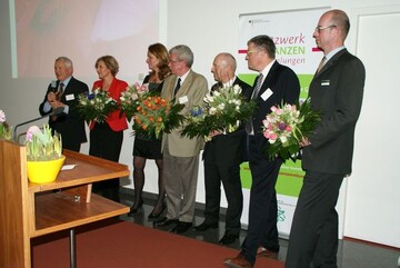 Von links: Karl Zwermann, DGG-Prsident, Petra Pelz, freie Landschaftsarchitektin, Heike Boomgaarden, freie Journalistin, Jrgen Sheldon, Bundesfachberater Bundesverband Deut-scher Gartenfreunde, Garry Grueber, Cultivaris, Hanspeter Faas, Geschftsfhrer der BUGA Heilbronn, Christian Wandscher, Geschftsfhrer Park der Grten Bad Zwischenahn.