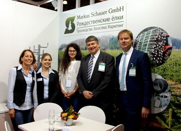 Die Vertreter der Deutschen Botschaft in Moskau, Wolfgang Dik, Leiter der Abteilung Wirt-schaft und Wissenschaft, sowie Dr. Andreas Klimant, Stellvertretender Leiter des Referates Ernhrung und Landwirtschaft (re.), sprachen mit dem Standteam des Weihnachtsbaumexporteures Markus Schauer GmbH aus Oberhaching.