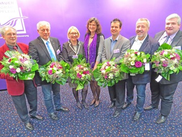 Wurden in ihren mtern besttigt: (von links) Heiner Koch (Vorsitzender Arbeitskreis Pflanze), Josef Knostmann (Vorsitzender Arbeitskreis Ausstellung und Gestaltung), Anja Qayyum- Kocks (stellvertretende Bundesvorsitzende), Birgit Ehlers-Ascherfeld (die Bundesvorsitzende gratulierte den Gewhlten), Ingo Speck (Vorsitzender Arbeitskreis Technik), Georg Spittel (neu gewhlter stellvertretender Vorsitzender Arbeitskreis Ausbildung), Ralf Kretschmer (Vorsitzender Arbeitskreis Ausbildung). Nicht mit auf dem Bild ist der neue Vorsitzende des Arbeitskreises Marketing, Manfred Freuken, sowie sein im Amt besttigter Stellvertreter, Nicolas Rehner. 