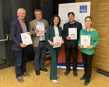 (von links) Direktor Franz Fuger sowie von der FH St. Plten Institutsleiter Johannes Pflegerl, Patricia Renner, Projektleiter Alois Huber und Barbara Stefan freuen sich ber den erfolgreichen Projektabschluss.