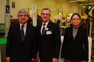 ZVG-Prsident Jrgen Mertz (mi) dankt Professor Dr. Puthli (li) und Frau Dr. Petermann (re) fr ihre herausragende Untersttzung zu den DIN-Normungsarbeiten Gewchshausbau.