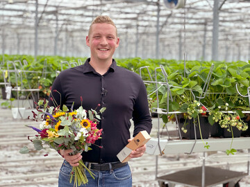 Dominik Janssen leitet den Betrieb Edelrot gemeinsam mit seinem Vater Volker Janssen. Der Erdbeerbetrieb wurde als Mitgliedsbetrieb des Jahres ausgezeichnet.