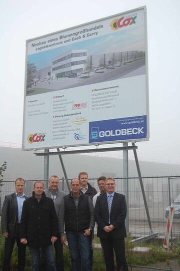 v.l.n.r: Straelens Wirtschaftsfrderer Uwe Bons, Paul Cox, Hans-Gerd Cox, Thomas Cox, Herr Falkenberg (Generalunternehmer Goldbeck), Hans Peter Ostendorp (Gesellschaft fr Bauprojektierung ProLine, Kevelaer) und Straelens Brgermeister Jrg Langemeyer.


