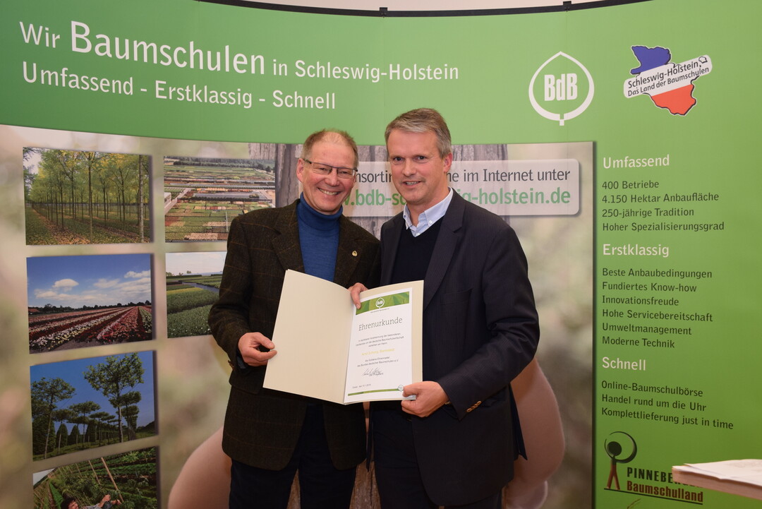 BdB-Vizeprsident Bernhard von Ehren (re.) ehrte den Barmstedter Baumschuler Arnd Schurig fr sein 35-jhriges ehrenamtliches Engagement fr den Berufsstand mit der Goldenen Ehrennadel des Verbandes. 