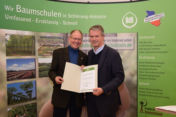 BdB-Vizeprsident Bernhard von Ehren (re.) ehrte den Barmstedter Baumschuler Arnd Schurig fr sein 35-jhriges ehrenamtliches Engagement fr den Berufsstand mit der Goldenen Ehrennadel des Verbandes. 