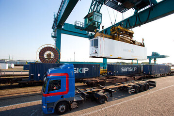 Der "Reefer"-Container mit den Pflanzen wird beim Rail Service Center Rotterdam auf den nach Italien fahrenden Zug geladen