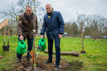 Erster Brgermeister und amtierender Bundesratsprsident Dr. Peter Tschentscher (rechts) und Dr. Frank
Schoppa, Vorstand von Einheitsbuddeln, pflanzten zum Bundesstart von Einheitsbuddeln 2023 in Hamburg
einen Apfelbaum.