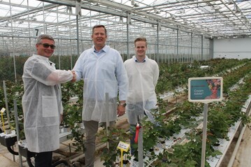 Die Vereinbarung wurde am 28. Mai von Philippe Veys (IPT Leader Cut Flower, Dmmen Orange), Koen Stigter (Junior Produktmanager Rosen, Dmmen Orange) und Gran Basjes (Sales/Area Manager Cut Roses Europe, Russia, Ukraine, Iran, Kordes Rosen) unterzeichnet. 