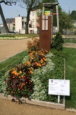 Rahmenbepflanzung: Juniperus procumbens "Nana", Pieris japonica
Bodendecker: Cotoneaster dammeri var. radicans, Euonymus fortunei "Harlequin"
Gartenbaubetrieb Matthias Tröltzsch, Oelsnitz + Kunstwerkstatt Tobias Michael, Lauter/S.