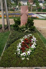 Rahmenbepflanzung: Chamaecyparis obtusa `Nana Gracilis`, Pieris japonica
Bodendecker: Cotoneaster dammeri var. radicans, Cotula squalida
Gärtnerei Bornemann, Plauen + Steinmetzwerkstatt Starke, Gelenau