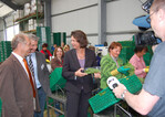 Bundeslandwirtschaftsministerin Aigner machte sich im Betrieb Dirk Beckedorf in Reinbek ein Bild von der aktuellen wirtschaftlichen Lage der Gartenbaubetriebe, die von der EHECKrise betroffen sind.