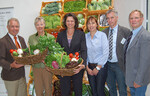 Viel frisches Gemüse und Salat gab es beim gestrigen Vor-Ort-Termin im Betrieb Beckedorf für die Landwirtschaftsministerinnen (von links): ZVG-Präsident Heinz Herker, Schleswig-Holsteins Landwirtschaftsministerin Dr. Juliane Rumpf, Bundeslandwirtschaftsministerin Ilse Aigner, Dirk und Kathrin Beckedorf, BOG-Vorsitzender Gerhard Schulz.