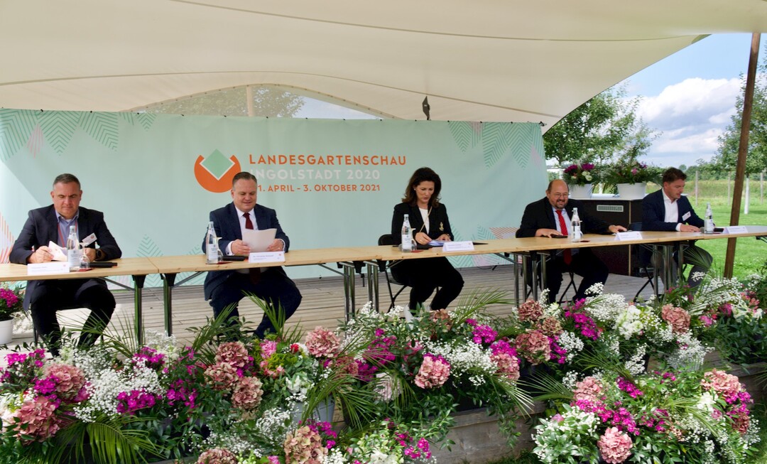 Von links: Thomas Hehl, Geschäftsführer der Landesgartenschau Ingolstadt 2020 GmbH, Oberbürgermeister Dr. Christian Scharpf, Staatsministerin Michaela Kaniber, Gerhard Zäh, Vorsitzender der Bayerischen Landesgartenschau GmbH und Maximilian Heyland, Geschäftsführer der Landesgartenschau Ingolstadt 2020 GmbH.