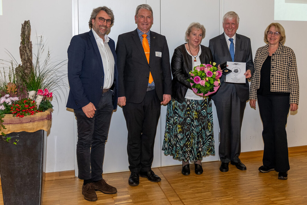Verleihung der Osnabrücker Ehrenmedaille an Dr. Karl-Heinz Kerstjens. Von links: Prof. Martin-Thieme-Hack, Vorsitzender des Freundeskreises Marc-Guido Megies, Astrid Kerstjens, Dr. Karl-Heinz Kerstjens, die Osnabrücker Bürgermeisterin Eva-Maria Westermann.