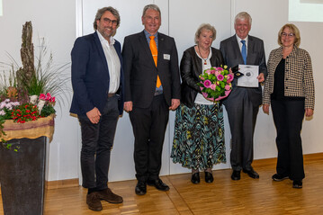 Verleihung der Osnabrcker Ehrenmedaille an Dr. Karl-Heinz Kerstjens. Von links: Prof. Martin-Thieme-Hack, Vorsitzender des Freundeskreises Marc-Guido Megies, Astrid Kerstjens, Dr. Karl-Heinz Kerstjens, die Osnabrcker Brgermeisterin Eva-Maria Westermann.
