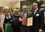 Michael Oberschelp 2.v.r.) ist erst der zweite Träger der goldenen Ehrennadel des BGI. Er nahm die Auszeichnung im Rahmen der BGI Stand-Party auf der IPM von BGI- Präsident Jan Roelofs (rechts) entgegen.