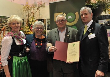 Michael Oberschelp 2.v.r.) ist erst der zweite Trger der goldenen Ehrennadel des BGI. Er nahm die Auszeichnung im Rahmen der BGI Stand-Party auf der IPM von BGI- Prsident Jan Roelofs (rechts) entgegen.