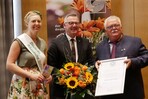 Die Deutsche Blumenfee Regina Haindl und ZVG-Präsident Jürgen Mertz überreichten die ZVG-Ehrennadel in Gold an Matthias Melchisedech (rechts) aus Trier.