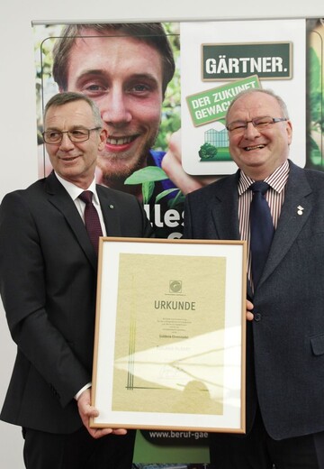 Jrgen Mertz berreichte Roland Albert, Prsident des Bayerischen Grtnerei-Verbands e.V., die Ehrennadel in Gold des ZVG